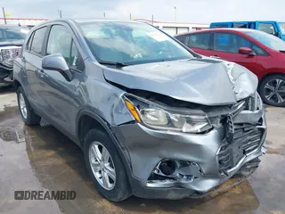 2020 Chevrolet Trax LS z VIN 3GNCJNSB4LL195895, wystawiony jako IAAI lot #42121618 z przebiegiem 54 016 mil mil oraz . Historia ofert i sprzedaży dostępna na DreamBid. Obrazek 1.