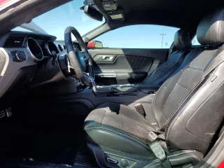 2018 Ford Mustang EcoBoost z VIN 1FA6P8TH8J5175581, wystawiony jako Copart lot #55151015 z przebiegiem 65 685 mil mil oraz Szkoda całkowita • Salvage title. Historia ofert i sprzedaży dostępna na DreamBid. Obrazek 7.