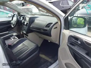 2015 Chrysler Town & Country Touring with VIN 2C4RC1BG8FR661370, listed as a IAAI auction lot 41646484 with 130,110 mi miles. Bid and sale history available at carsss.com. Image 5.