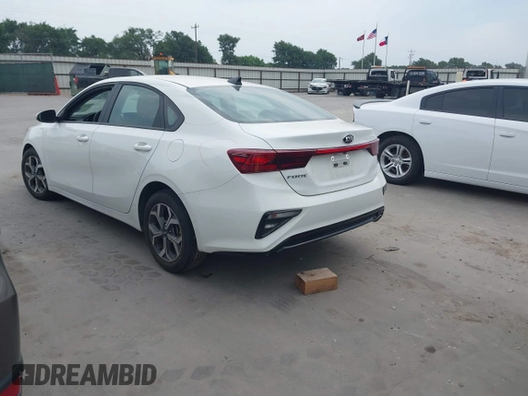 2021 Kia Forte LXS z VIN 3KPF24AD1ME361778, wystawiony jako IAAI lot #42275086 z przebiegiem 13 472 mil mil oraz . Historia ofert i sprzedaży dostępna na DreamBid. Obrazek 3.