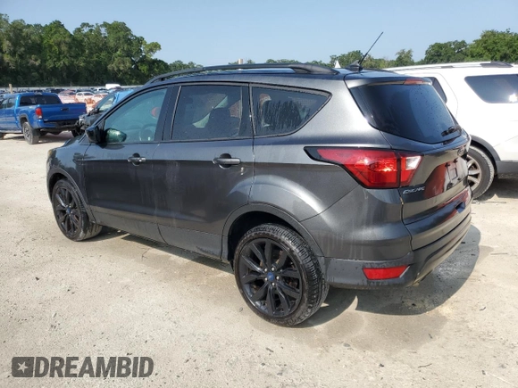 2019 Ford Escape SE z VIN 1FMCU0GD9KUA52728, wystawiony jako Copart lot #58410975 z przebiegiem 109 483 mil mil oraz Czysty tytuł • Clean title. Historia ofert i sprzedaży dostępna na DreamBid. Obrazek 2.