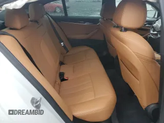 2021 BMW 5 Series 530i xDrive z VIN WBA13BJ03MCG98761, wystawiony jako Copart lot #56557135 z przebiegiem Nie podano mil oraz Szkoda całkowita • Salvage title. Historia ofert i sprzedaży dostępna na DreamBid. Obrazek 10.