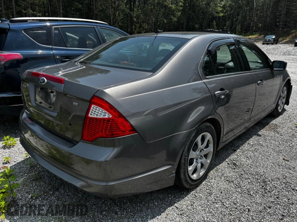 2010 Ford Fusion SE z VIN 3FAHP0HA5AR364515, wystawiony jako Copart lot #61060035 z przebiegiem Nie podano mil oraz Czysty tytuł • Clean title. Historia ofert i sprzedaży dostępna na DreamBid. Obrazek 4.