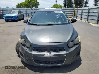 2013 Chevrolet Sonic LS z VIN 1G1JA6SH2D4136905, wystawiony jako Copart lot #55980485 z przebiegiem 176 857 mil mil oraz Nie do naprawy • Non repairable. Historia ofert i sprzedaży dostępna na DreamBid. Obrazek 5.