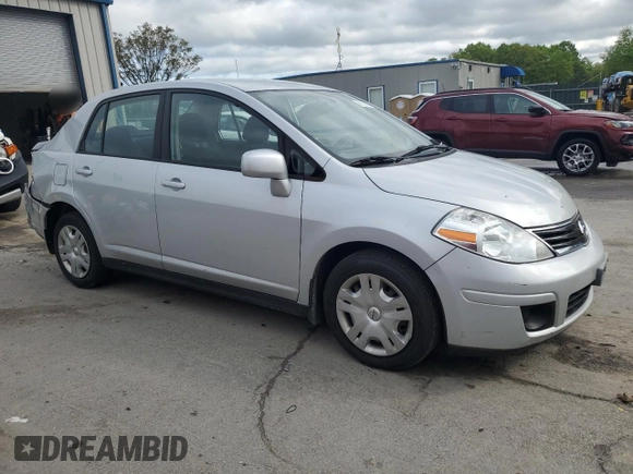 2010 Nissan Versa S z VIN 3N1BC1AP9AL420459, wystawiony jako Copart lot #56132335 z przebiegiem 174 094 mil mil oraz Szkoda całkowita • Salvage title. Historia ofert i sprzedaży dostępna na DreamBid. Obrazek 4.