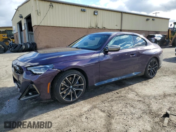 2022 BMW 2 Series M240i xDrive z VIN 3MW53CM09N8C49139, wystawiony jako Copart lot #87320934 z przebiegiem 26 753 mil mil oraz Szkoda całkowita • Salvage title. Historia ofert i sprzedaży dostępna na DreamBid. Obrazek 1.
