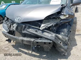 2017 Toyota Sienna XLE Auto Access Seat z VIN 5TDYZ3DC2HS850817, wystawiony jako IAAI lot #42564078 z przebiegiem 190 069 mil mil oraz . Historia ofert i sprzedaży dostępna na DreamBid. Obrazek 18.