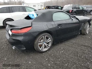 2025 BMW Z4 sDrive30i with VIN WBAHF3C06SWY43759, listed as a Copart auction lot 52188975 with 1,638 mi miles and Salvage Title. Bid and sale history available at carsss.com. Image 3.