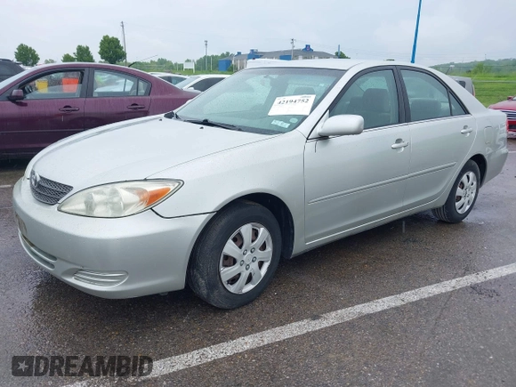 2002 Toyota Camry LE z VIN JTDBE32K220022434, wystawiony jako IAAI lot #42194752 z przebiegiem 168 955 mil mil oraz . Historia ofert i sprzedaży dostępna na DreamBid. Obrazek 2.