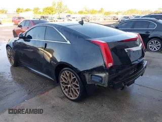 2011 Cadillac CTS Performance z VIN 1G6DJ1ED7B0135191, wystawiony jako IAAI lot #41660128 z przebiegiem 121 567 mil mil oraz . Historia ofert i sprzedaży dostępna na DreamBid. Obrazek 3.