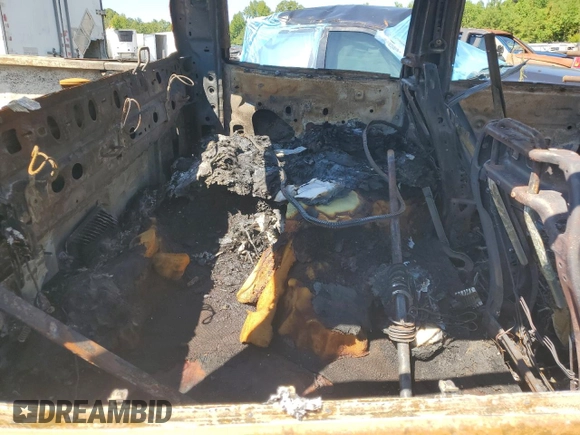 2016 GMC Sierra 3500HD Denali z VIN 1GT42YE87GF206304, wystawiony jako Copart lot #66987434 z przebiegiem Nie podano mil oraz Nie do naprawy • Non repairable. Historia ofert i sprzedaży dostępna na DreamBid. Obrazek 6.