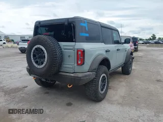2022 Ford Bronco z VIN 1FMEE5DP3NLB31811, wystawiony jako IAAI lot #42303650 z przebiegiem 43 636 mil mil oraz . Historia ofert i sprzedaży dostępna na DreamBid. Obrazek 4.
