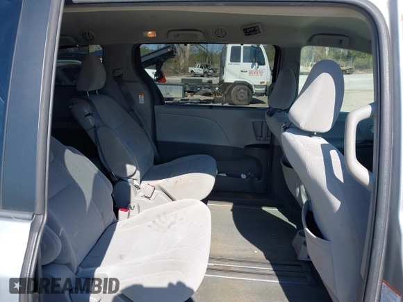 2015 Toyota Sienna LE AAS with VIN 5TDKK3DC4FS557542, listed as a IAAI auction lot 41756997 with 256,000 mi miles. Bid and sale history available at carsss.com. Image 8.