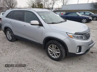 2015 Kia Sorento LX z VIN 5XYKTCA60FG639261, wystawiony jako IAAI lot #41255907 z przebiegiem 133 665 mil mil oraz . Historia ofert i sprzedaży dostępna na DreamBid. Obrazek 1.