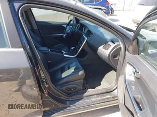 2013 Volvo S60 T5 Premier z VIN YV1612FSXD2176182, wystawiony jako IAAI lot #42238470 z przebiegiem 128 084 mil mil oraz . Historia ofert i sprzedaży dostępna na DreamBid. Obrazek 5.