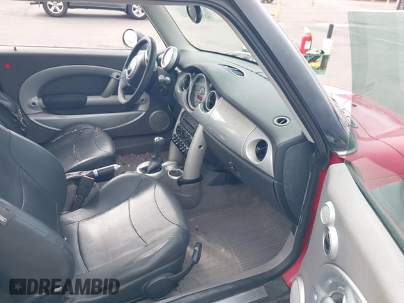 2003 MINI Hardtop z VIN WMWRC33403TE17040, wystawiony jako IAAI lot #41280159 z przebiegiem 62 758 mil mil oraz . Historia ofert i sprzedaży dostępna na DreamBid. Obrazek 5.