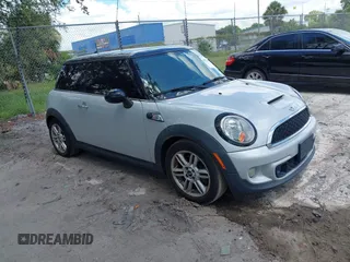 2013 MINI Hardtop S z VIN WMWSV3C50DT396354, wystawiony jako IAAI lot #42521683 z przebiegiem 136 194 mil mil oraz . Historia ofert i sprzedaży dostępna na DreamBid. Obrazek 1.