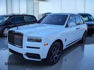 2022 Rolls-Royce Cullinan Black Badge z VIN SLATV8C02NU2121XX, wystawiony jako Copart lot #49549395 z przebiegiem 5 245 mil mil oraz Czysty tytuł • Clean title. Historia ofert i sprzedaży dostępna na DreamBid. Obrazek 2.