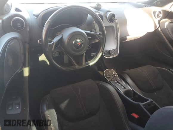 2017 McLaren 570S z VIN SBM13DAA0HW002700, wystawiony jako Copart lot #72814524 z przebiegiem Nie podano mil oraz Szkody całkowita. Historia ofert i sprzedaży dostępna na DreamBid. Obrazek 8.
