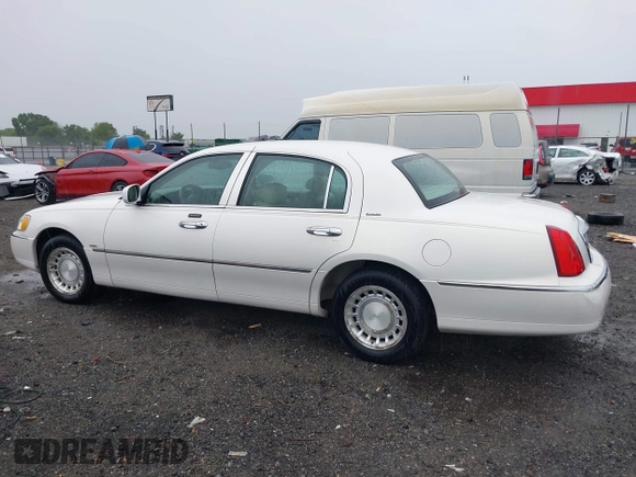 2002 Lincoln Town Car Executive z VIN 1LNHM81W42Y636204, wystawiony jako IAAI lot #42194479 z przebiegiem Nie podano mil oraz . Historia ofert i sprzedaży dostępna na DreamBid. Obrazek 14.