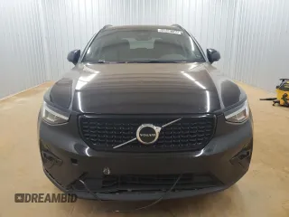 2023 Volvo XC40 Plus Dark Theme z VIN YV4L12UL4P2967328, wystawiony jako Copart lot #55800735 z przebiegiem 96 119 mil mil oraz Tytuł czysty. Historia ofert i sprzedaży dostępna na DreamBid. Obrazek 5.