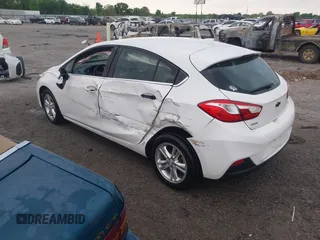 2018 Chevrolet Cruze LT z VIN 3G1BE6SMXJS634142, wystawiony jako IAAI lot #42042537 z przebiegiem 103 564 mil mil oraz . Historia ofert i sprzedaży dostępna na DreamBid. Obrazek 3.