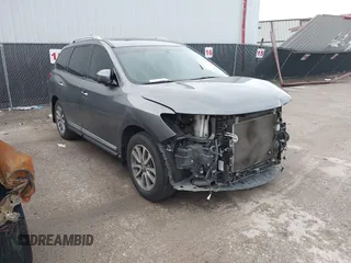 2015 Nissan Pathfinder S z VIN 5N1AR2MN1FC717747, wystawiony jako IAAI lot #42231333 z przebiegiem 107 732 mil mil oraz . Historia ofert i sprzedaży dostępna na DreamBid. Obrazek 1.