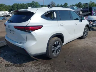 2022 Toyota Highlander XLE with VIN 5TDHZRBH6NS172134, listed as a IAAI auction lot 42656687 with 39,856 mi miles and . Bid and sale history available at DreamBid. Image 4.