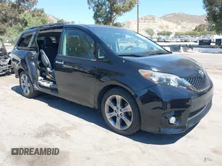 2013 Toyota Sienna SE с VIN 5TDXK3DC9DS349109, выставлен на аукционе IAAI как лот 42233903 с пробегом 142 789 миль миль и . История ставок и продаж доступна на DreamBid. Изображение 1.