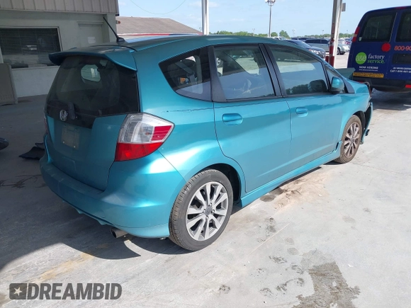 2013 Honda Fit Sport z VIN JHMGE8H54DC026019, wystawiony jako IAAI lot #42125500 z przebiegiem 139 285 mil mil oraz . Historia ofert i sprzedaży dostępna na DreamBid. Obrazek 4.