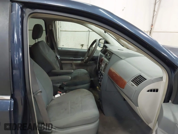 2009 Chrysler Town & Country LX with VIN 2A8HR44E79R597925, listed as a IAAI auction lot 42039180 with 226,138 mi miles. Bid and sale history available at carsss.com. Image 5.