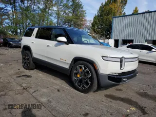 2024 Rivian R1S Adventure z VIN 7PDSGABAXRN035766, wystawiony jako Copart lot #77481034 z przebiegiem 6 590 mil mil oraz Szkoda całkowita • Salvage title. Historia ofert i sprzedaży dostępna na DreamBid. Obrazek 4.