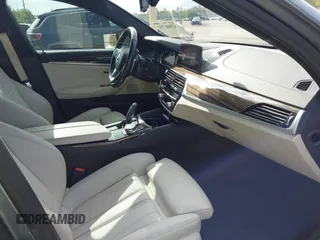 2019 BMW 5 Series 530i z VIN WBAJA5C50KBX87929, wystawiony jako IAAI lot #42546731 z przebiegiem 50 129 mil mil oraz . Historia ofert i sprzedaży dostępna na DreamBid. Obrazek 5.