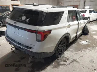 2025 Ford Explorer ST-Line z VIN 1FMUK8KH8SGA05191, wystawiony jako IAAI lot #41590538 z przebiegiem 8 793 mil mil oraz . Historia ofert i sprzedaży dostępna na DreamBid. Obrazek 4.