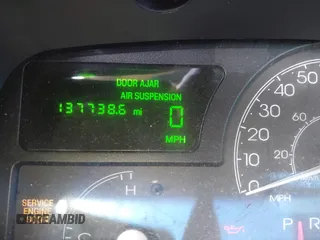 2003 Lincoln Town Car Executive z VIN 1LNHM81W43Y632820, wystawiony jako IAAI lot #42048881 z przebiegiem 137 738 mil mil oraz . Historia ofert i sprzedaży dostępna na DreamBid. Obrazek 7.