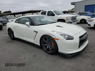 2009 Nissan GT-R Premium z VIN JN1AR54F19M251138, wystawiony jako Copart lot #63123824 z przebiegiem 37 758 mil mil oraz Szkoda całkowita • Salvage title. Historia ofert i sprzedaży dostępna na DreamBid. Obrazek 4.