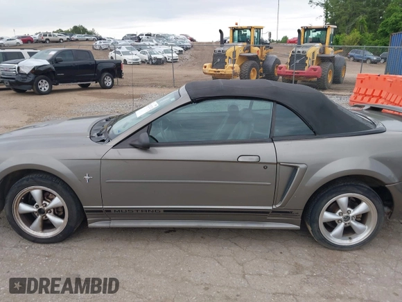 2001 Ford Mustang Deluxe z VIN 1FAFP44411F159656, wystawiony jako IAAI lot #42123128 z przebiegiem 191 814 mil mil oraz . Historia ofert i sprzedaży dostępna na DreamBid. Obrazek 15.