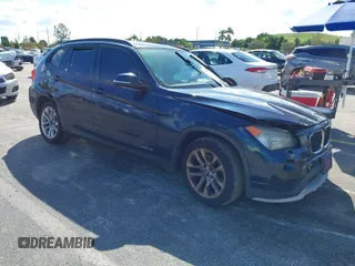 2015 BMW X1 xDrive28i z VIN WBAVL1C57FVY30820, wystawiony jako IAAI lot #40693352 z przebiegiem 111 221 mil mil oraz . Historia ofert i sprzedaży dostępna na DreamBid. Obrazek 1.