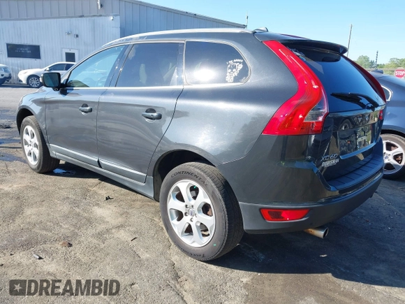 2013 Volvo XC60 3.2L z VIN YV4940DZ4D2391195, wystawiony jako IAAI lot #42055606 z przebiegiem 142 105 mil mil oraz . Historia ofert i sprzedaży dostępna na DreamBid. Obrazek 3.