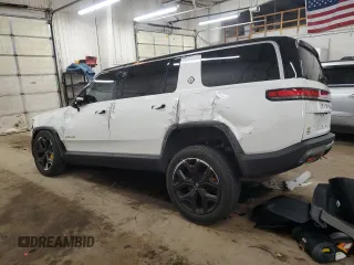 2023 Rivian R1S Adventure z VIN 7PDSGABA2PN013659, wystawiony jako Copart lot #53475945 z przebiegiem 13 928 mil mil oraz Szkody całkowita. Historia ofert i sprzedaży dostępna na DreamBid. Obrazek 2.