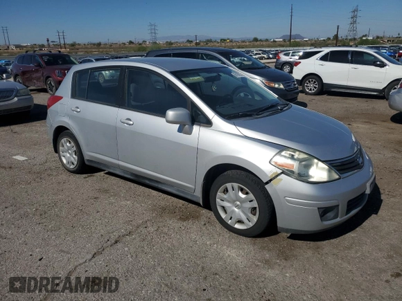 2010 Nissan Versa S z VIN 3N1BC1CP4AL380966, wystawiony jako Copart lot #66180935 z przebiegiem 166 770 mil mil oraz Czysty tytuł • Clean title. Historia ofert i sprzedaży dostępna na DreamBid. Obrazek 4.
