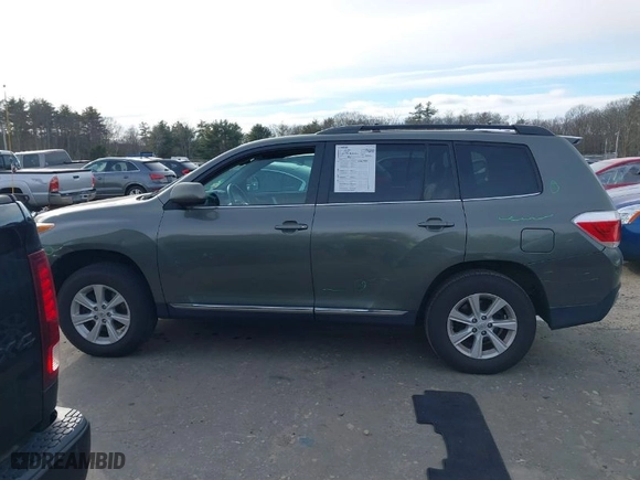 2011 Toyota Highlander with VIN 5TDBK3EH0BS065899, listed as a IAAI auction lot 41281584 with 177,497 mi miles. Bid and sale history available at carsss.com. Image 14.
