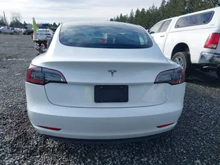 2021 Tesla Model 3 Standard Range Plus z VIN 5YJ3E1EAXMF871730, wystawiony jako IAAI lot #41794274 z przebiegiem 18 791 mil mil oraz . Historia ofert i sprzedaży dostępna na DreamBid. Obrazek 16.