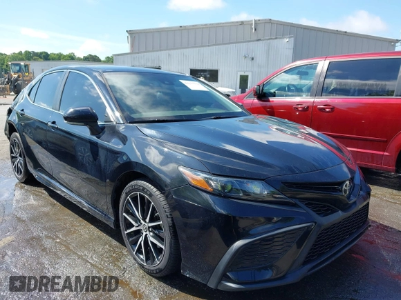 2022 Toyota Camry SE z VIN 4T1G11AK2NU499302, wystawiony jako IAAI lot #42233378 z przebiegiem 122 635 mil mil oraz . Historia ofert i sprzedaży dostępna na DreamBid. Obrazek 1.
