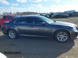 2016 Chrysler 300 Anniversary Edition z VIN 2C3CCAAG2GH295456, wystawiony jako IAAI lot #41978687 z przebiegiem 142 533 mil mil oraz . Historia ofert i sprzedaży dostępna na DreamBid. Obrazek 13.