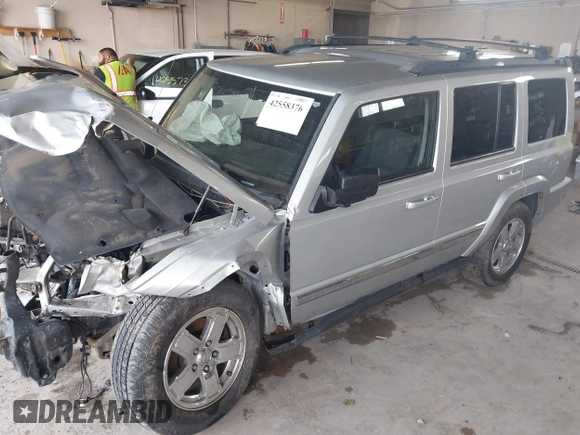 2010 Jeep Commander Sport z VIN 1J4RG4GK0AC105228, wystawiony jako IAAI lot #42558376 z przebiegiem Nie podano mil oraz . Historia ofert i sprzedaży dostępna na DreamBid. Obrazek 18.