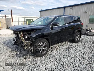 2017 Toyota Highlander LE with VIN 5TDBZRFH0HS396813, listed as a Copart auction lot 60111765 with 101,782 mi miles and Salvage title. Bid and sale history available at DreamBid. Image 1.