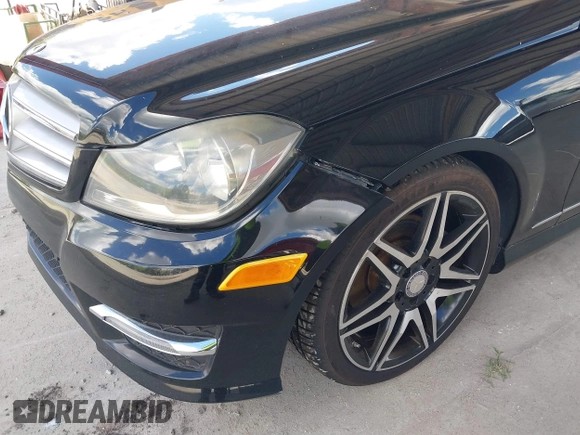 2013 Mercedes-Benz C-Class C 250 Sport with VIN WDDGF4HB8DA798585, listed as a IAAI auction lot 40421628 with 121,343 mi miles. Bid and sale history available at carsss.com. Image 6.