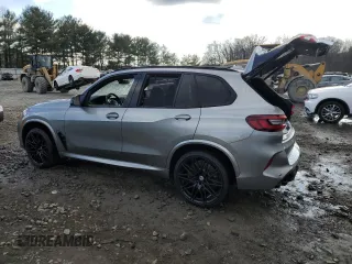 2023 BMW X5 M z VIN 5YMJU0C02P9N97072, wystawiony jako Copart lot #88469815 z przebiegiem 22 395 mil mil oraz Szkody całkowita. Historia ofert i sprzedaży dostępna na DreamBid. Obrazek 2.