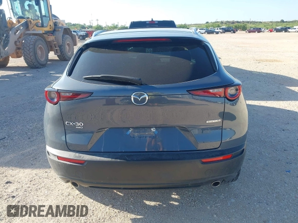 2025 Mazda CX-30 S Carbon Edition z VIN 3MVDMBCMXSM790941, wystawiony jako IAAI lot #42514372 z przebiegiem 17 235 mil mil oraz . Historia ofert i sprzedaży dostępna na DreamBid. Obrazek 16.